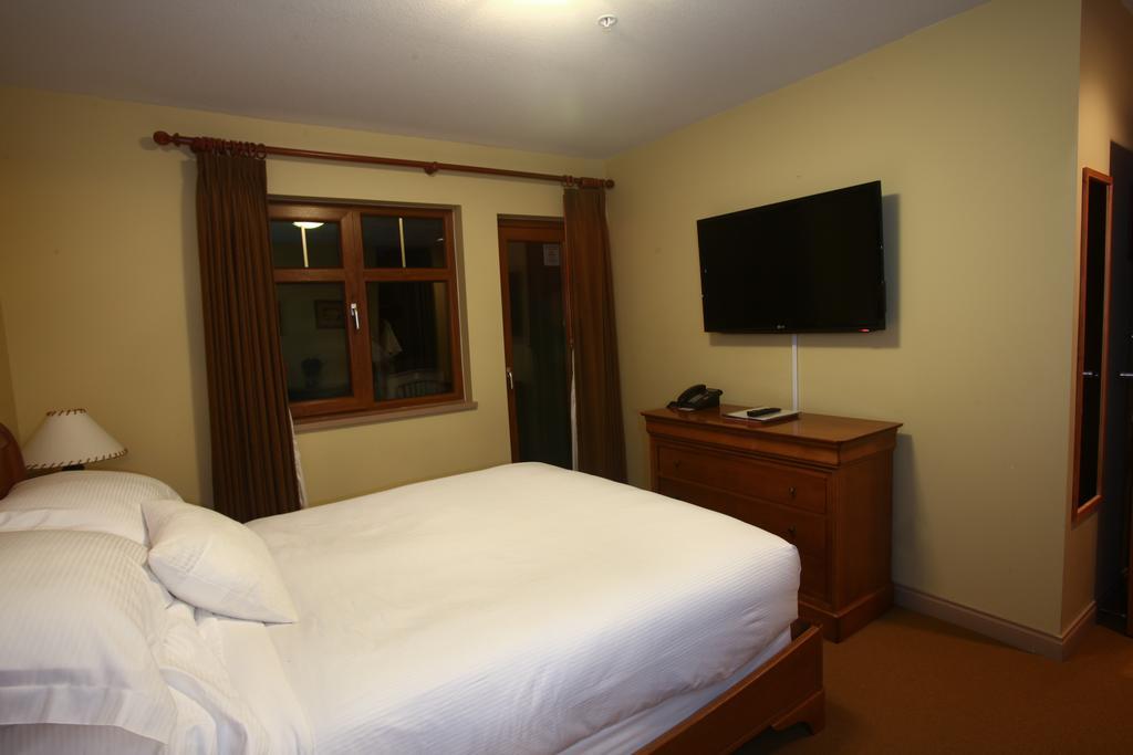 Whistler Alpine Chalet Retreat & Wellness Villa Стая снимка
