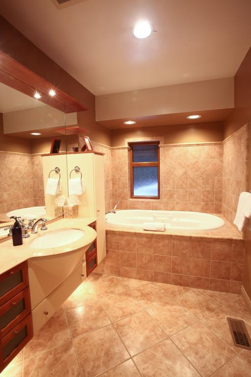Whistler Alpine Chalet Retreat & Wellness Villa Стая снимка
