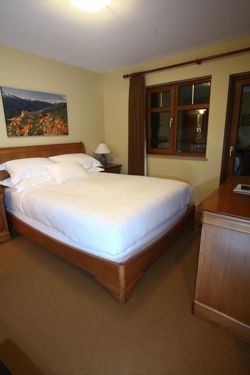 Whistler Alpine Chalet Retreat & Wellness Villa Стая снимка