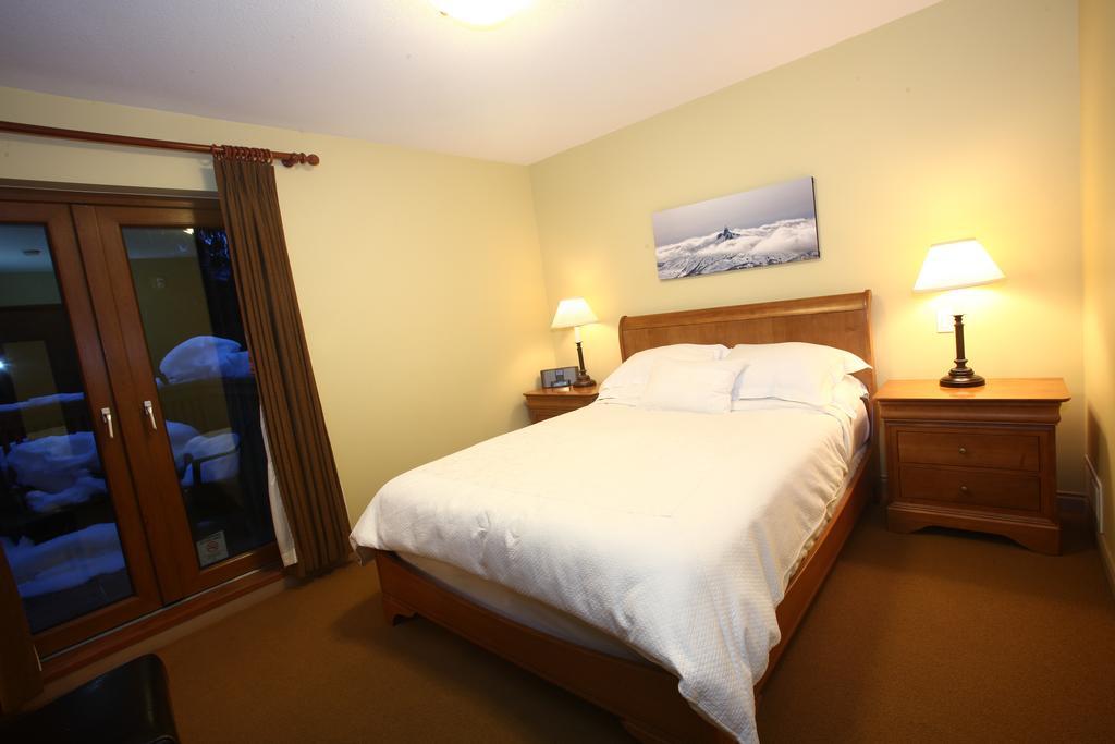 Whistler Alpine Chalet Retreat & Wellness Villa Стая снимка