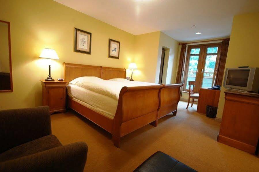 Whistler Alpine Chalet Retreat & Wellness Villa Стая снимка